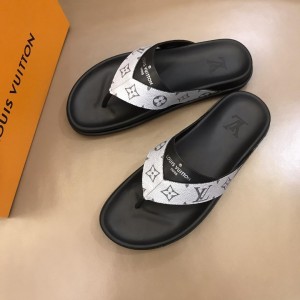 Louis Vuittion flip flop with LV design in silver rubber MS021021 Updated in 2019.06.17